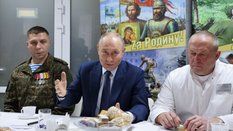 Władimir Putin podczas wizyty w szpitalu wojskowym w Moskwie