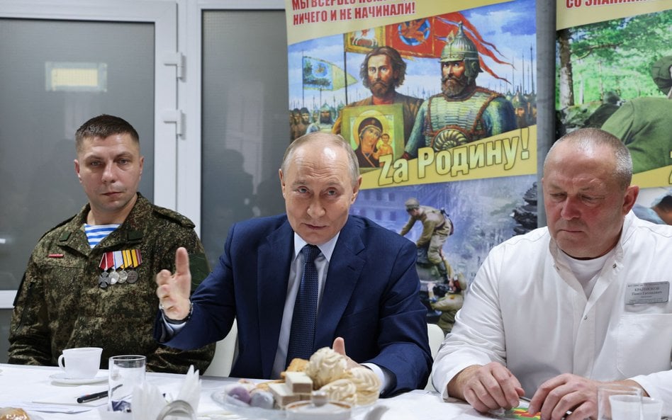 Władimir Putin podczas wizyty w szpitalu wojskowym w Moskwie