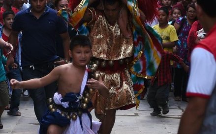 Tancerz, który przybiera rolę demona, przechodzi wcześniej skomplikowane rytuały i musi być wtajemni