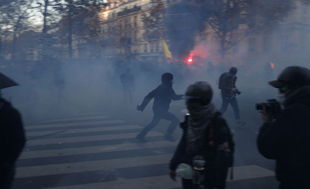 Francja: Policja starła się z protestującymi przeciwko brutalności policji