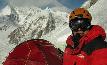 Artur Hajzer w drugim obozie (6300 m) wyprawy na Broad Peak. Sylwester 2008/2009