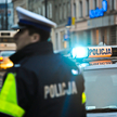Po otrzymaniu zgłoszenia od ochroniarza, który znalazł poszkodowaną kobietę, policja natychmiast roz