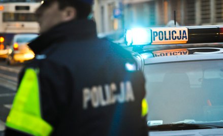 Po otrzymaniu zgłoszenia od ochroniarza, który znalazł poszkodowaną kobietę, policja natychmiast roz