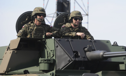 Żołnierze 17. Brygady Zmechanizowanej na KTO Rosomak na defiladzie z okazji Święta Wojska Polskiego 