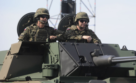 Żołnierze 17. Brygady Zmechanizowanej na KTO Rosomak na defiladzie z okazji Święta Wojska Polskiego 