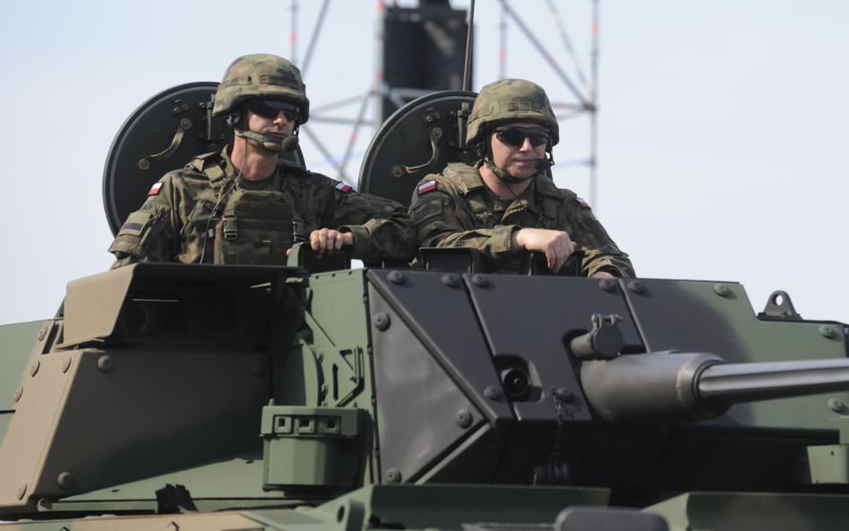 Żołnierze 17. Brygady Zmechanizowanej na KTO Rosomak na defiladzie z okazji Święta Wojska Polskiego 