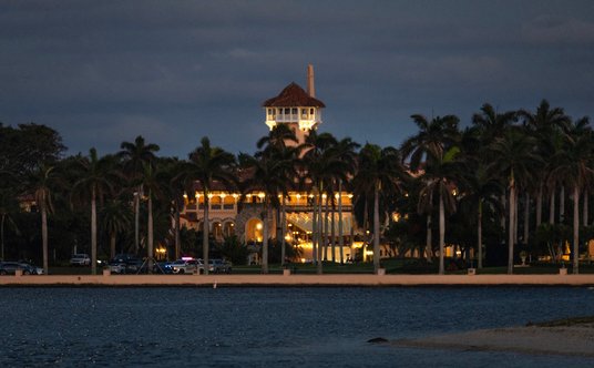 Styczeń 2025 roku: Mar-a-Lago, oświetlona rezydencja Donalda Trumpa po zmroku.