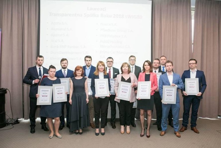 Małgorzata Gula, prezes IRiP, i najbardziej przejrzyste spółki z indeksu sWIG80 (dyplom zdobyło 16 e