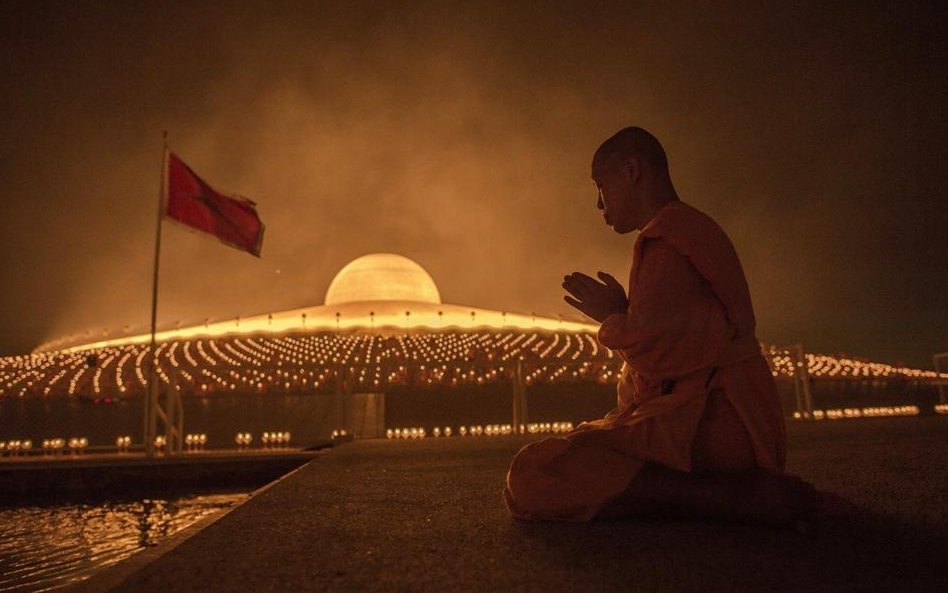 Obchody święta Makha Bucha w Tajlandii [GALERIA]