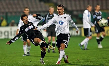 W meczu Pucharu Ekstraklasy Legia wygrała z Polonią 4:0. W środku Piotr Giza, obok Piotr Piechniak