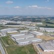 Park przemysłowy w Nowej Wsi Wrocławskiej z kwietnymi łąkami