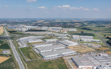 Park przemysłowy w Nowej Wsi Wrocławskiej z kwietnymi łąkami
