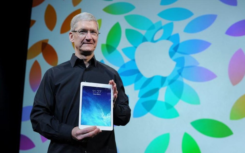 Tim Cook, prezes Apple'a zapowiedział, że klientom kupującym nowy sprzęt firma zaoferuje darmowy dos