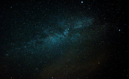 Astronomowie przy użyciu Kosmicznego Teleskopu Jamesa Webba zbadali ultrasłabą galaktykę LAP1-B / zd