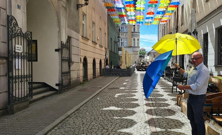 Instalacja z kolorowych parasolek w centrum Pszczyny u niektórych lokalnych polityków wzbudza kontro