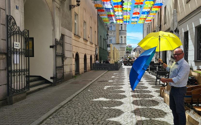 Instalacja z kolorowych parasolek w centrum Pszczyny u niektórych lokalnych polityków wzbudza kontro