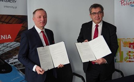 Prezes PKP Intercity Marek Chraniuk i p.o. prezes POT Bartłomiej Walas