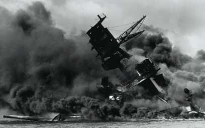 Pancernik USS „Arizona” płonie po japońskim ataku na Pearl Harbor (7 grudnia 1941 r.). Okrętu nie ud