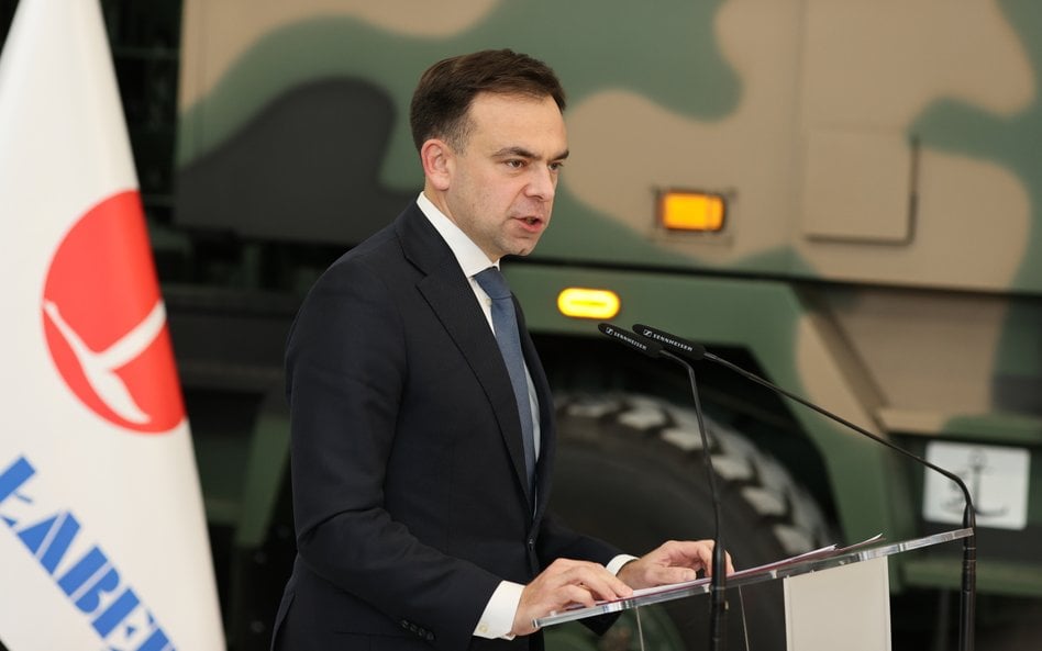 Minister finansów i gospodarki Andrzej Domański podczas spotkania i ogłoszenia decyzji dot. wsparcia