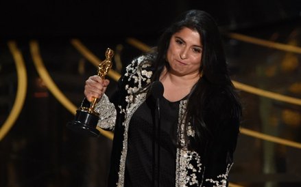 Oscar za krótkometrażowy film dokumentalny - Girl in the river. Nagrodę odbiera Sharmeen Obaid-Chino
