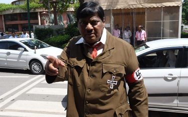 Indie: Parlamentarzysta przebrał się za Hitlera. Dziennikarzy przywitał hajlowaniem