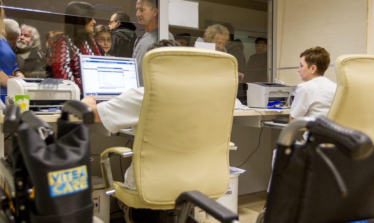 La clínica está sitiada.  Los pacientes solicitan recetas de medicamentos gratuitos