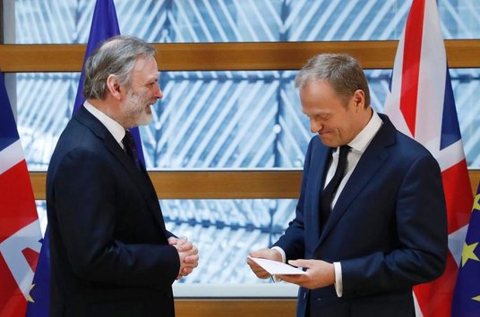 Brytyjski ambasador przy UE Tim Barrow przekazał w środę przewodniczącemu Rady Europejskiej Donaldow