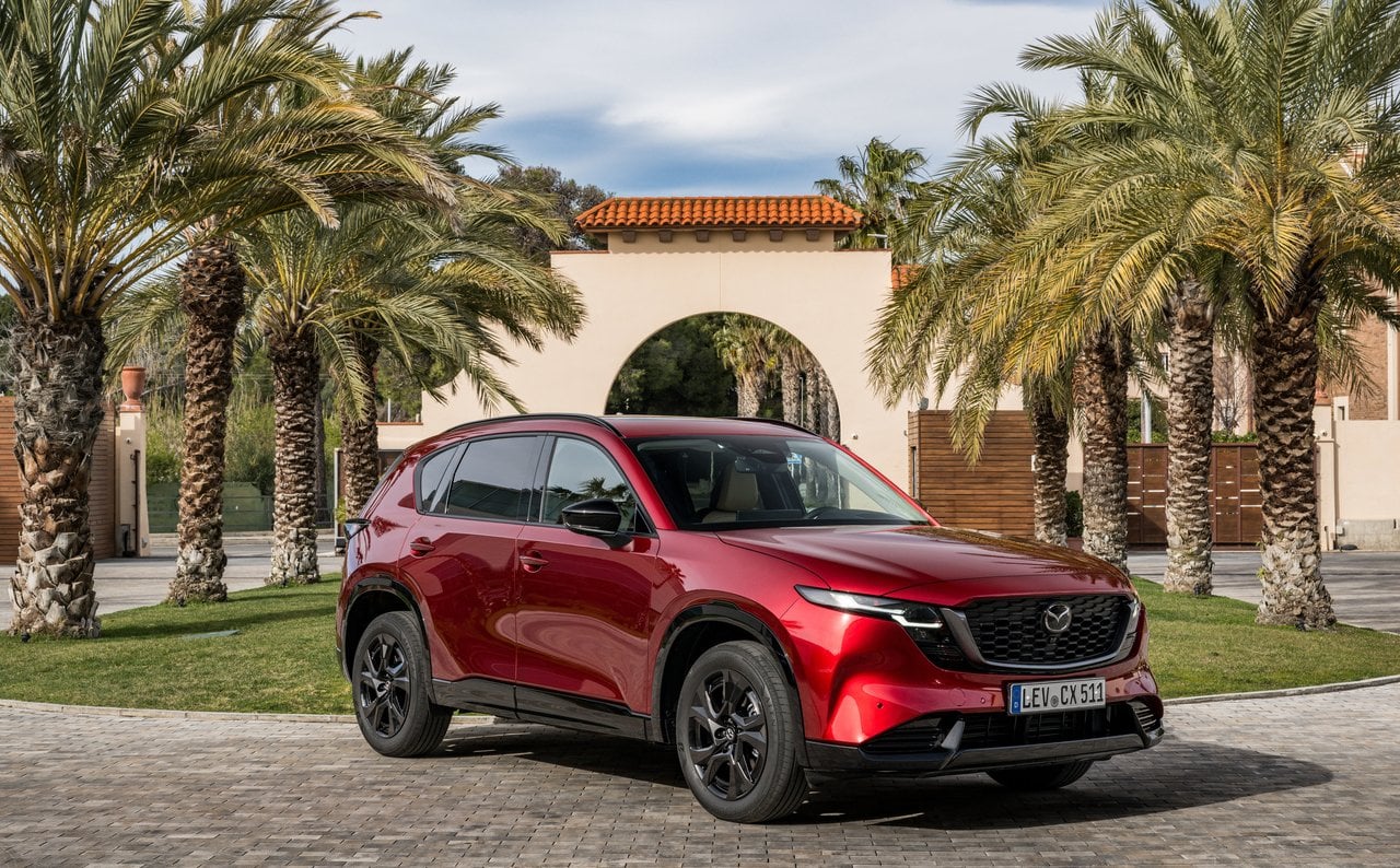 Nowa Mazda CX-5 reaguje na trendy z kilkuletnim opóźnieniem, a mimo to budzi niespotykane pożądanie