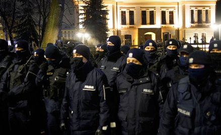 Policja o zajściach przed Trybunałem Konstytucyjnym. "Zatrzymano 14 osób"
