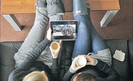 iPad to najnowszy sprzęt służący do oglądania telewizyjnych programów. Młodzi ludzie to lubią