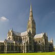 Rosyjska flaga zawieszona na katedrze w Salisbury