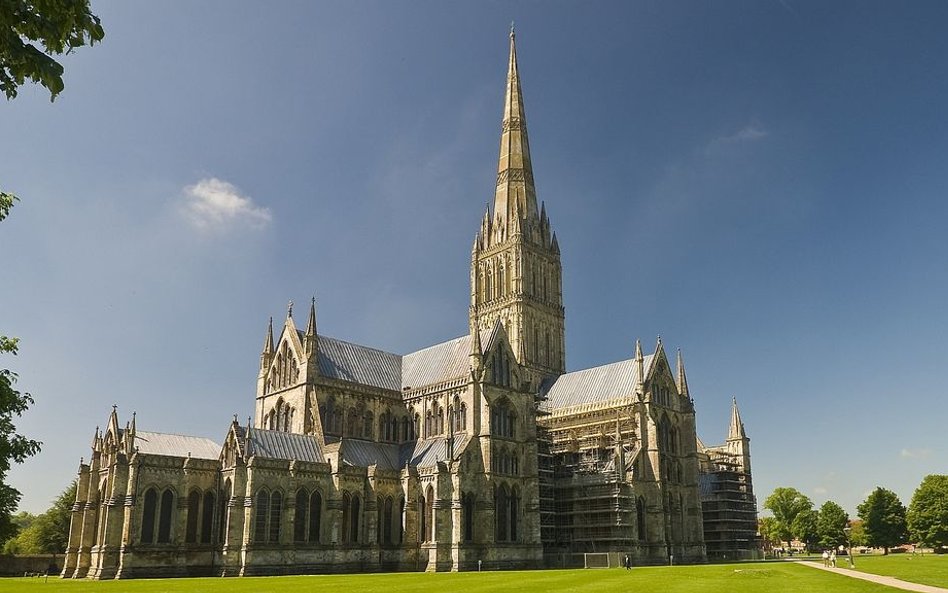 Rosyjska flaga zawieszona na katedrze w Salisbury