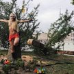 Działaczka Femenu po ścięciu krzyża w Kijowie