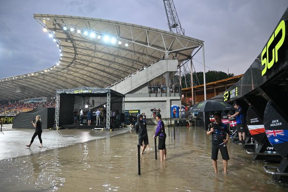 Park maszyn na Stadionie Olimpijskim we Wrocławiu po przejściu ulewy