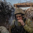 Ukraiński żołnierz w okolicy Kupiańska w bombardowanym przez Rosjan obwodzie charkowskim