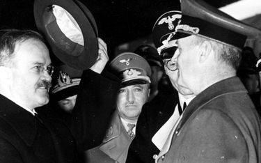 Wiaczesław Mołotow i Joachim von Ribbentrop na dworcu w Berlinie w 1940 roku