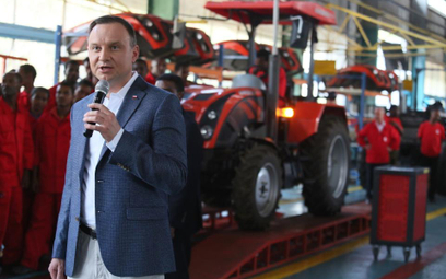 Prezydent RP Andrzej Duda podczas wizyty w montowni traktorów Ursus w Adamie w Etiopii
