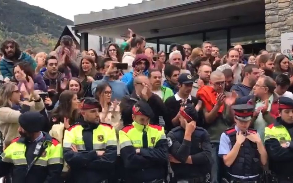 Referendum w Katalonii. Łzy policjantów