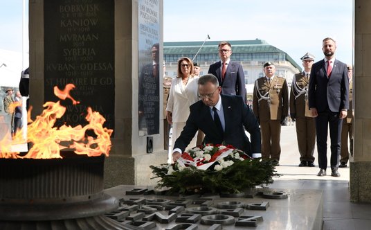 Prezydent Andrzej Duda, marszałek Senatu Małgorzata Kidawa-Błońska, wicepremier, minister obrony nar