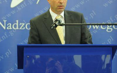 Komisja Nadzoru Finansowego, której przewodniczącym jest Andrzej Jakubiak, w szybkim tempie zatwierd