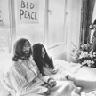 Yoko Ono i John Lennon „Bed-In for Peace”, Amsterdam, 1969 Photo by Central Press/Getty Images)