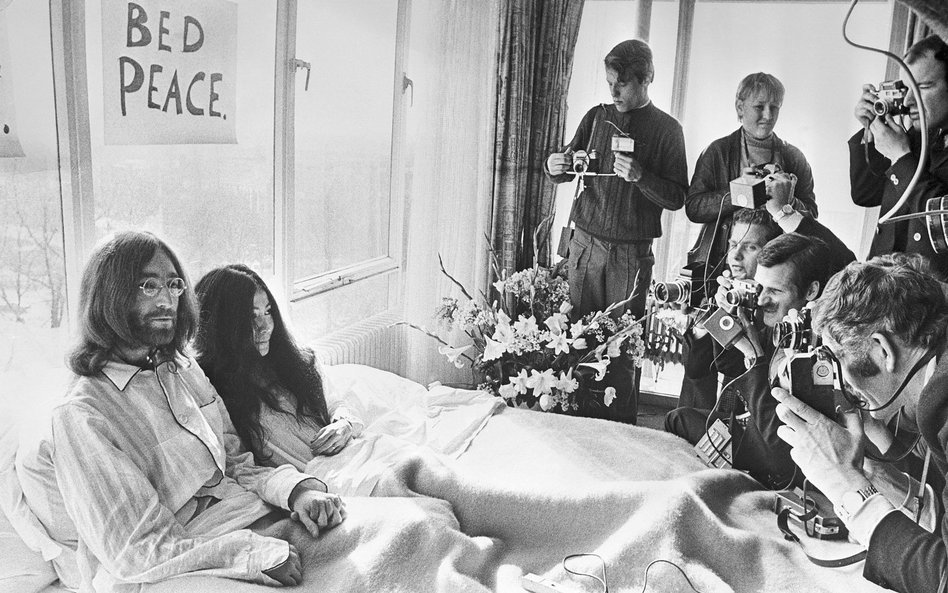 Yoko Ono i John Lennon „Bed-In for Peace”, Amsterdam, 1969 Photo by Central Press/Getty Images)