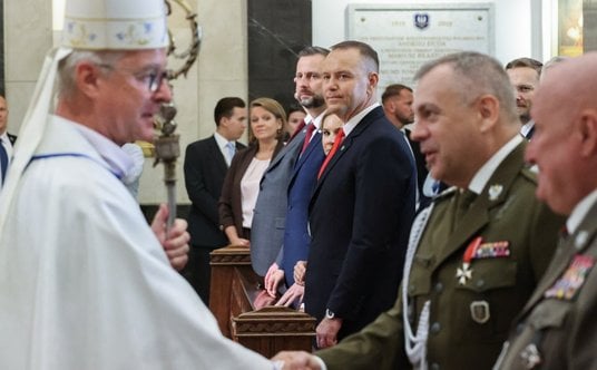 Wicepremier, minister obrony narodowej Władysław Kosiniak-Kamysz  i prezydent Karol Nawrocki na mszy