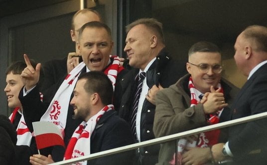 Prezydent RP Karol Nawrocki i prezes PZPN Cezary Kulesza na trybunach PGE Narodowego podczas meczu z