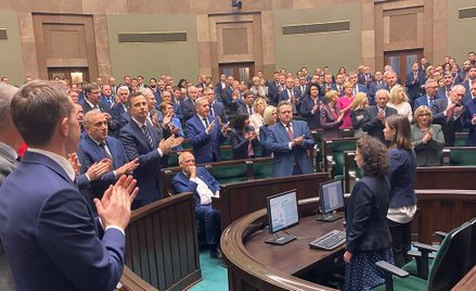 Posłowie wstali. Korwin-Mikke: Nie biorę udziału w hucpach