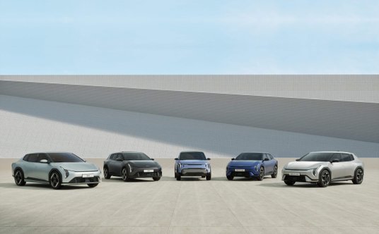 Kia EV4 Fastback (po lewej) i Kia EV4 Hatchback (po prawej)