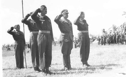 Gen. Władysław Anders, feldmarszałek Harold Alexander i gen. Zygmunt Bohusz-Szyszko. Zdjęcie zrobion