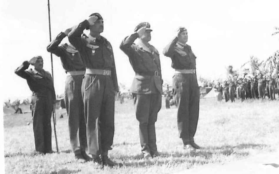 Gen. Władysław Anders, feldmarszałek Harold Alexander i gen. Zygmunt Bohusz-Szyszko. Zdjęcie zrobion