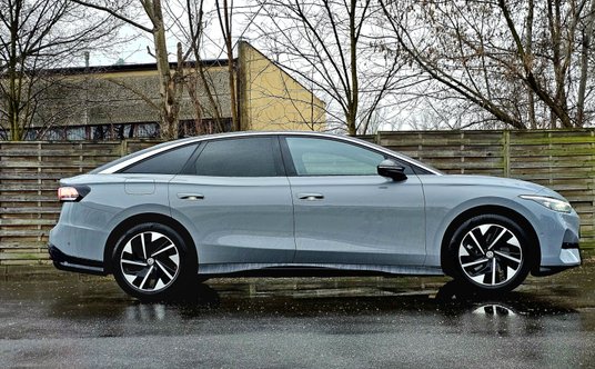 Nadwozie jest dopracowane pod względem aerodynamicznym (Cw 0,23), ale trudno się w nim doszukiwać fi