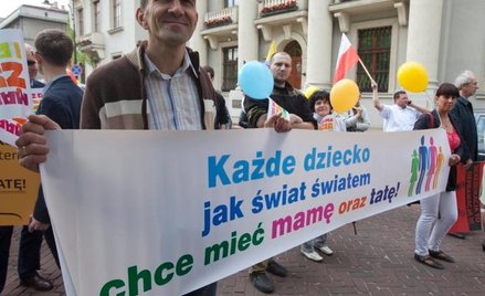 Jak wynika z badań opinii publicznej, większość Polaków nie zgadza się na to, by pary homoseksualne 